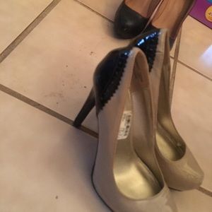 KK Kardashian black and cream heels 👠